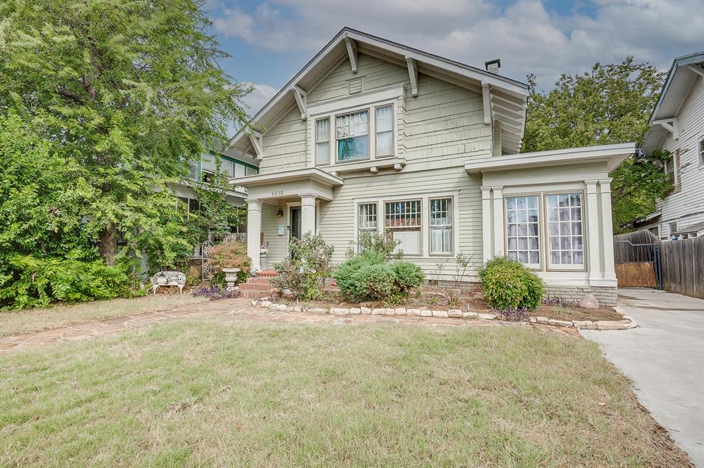 view of front of home with a front yard