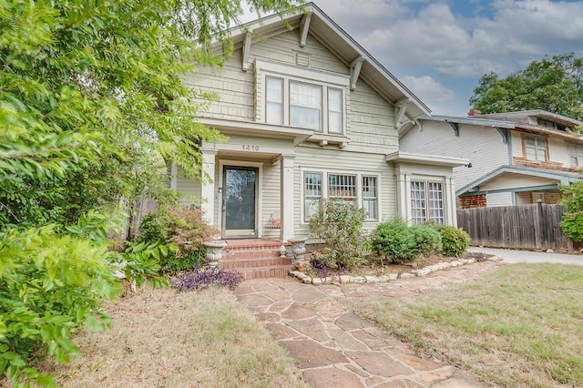 view of front of house featuring a front lawn