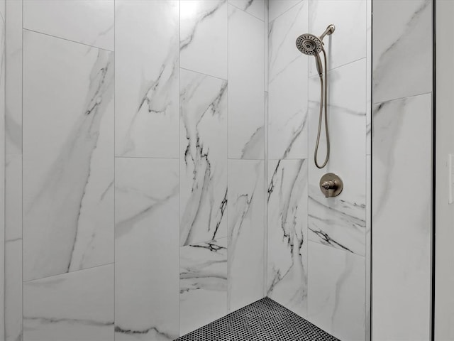 bathroom featuring tiled shower