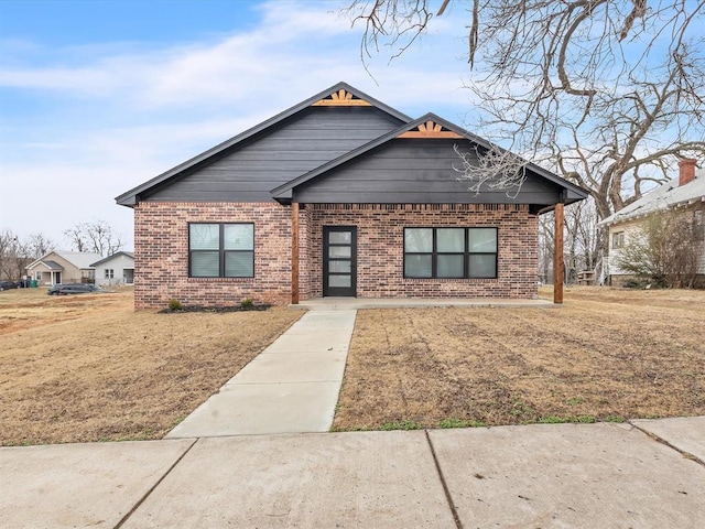 view of front of property featuring a front lawn