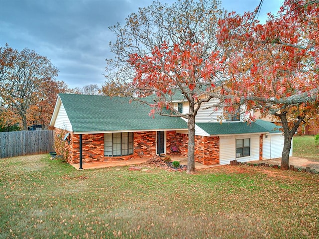 view of front of home featuring a front yard