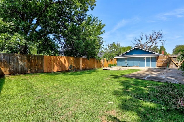 view of yard featuring a patio