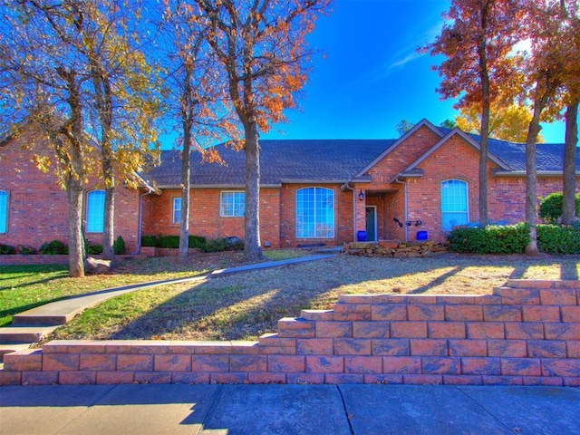 single story home with a front lawn