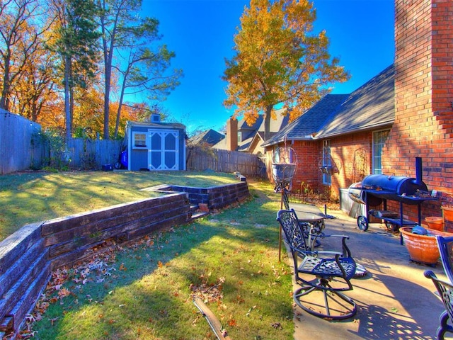 view of yard with a storage unit