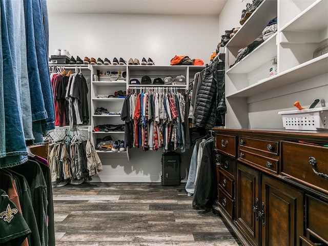 walk in closet with dark hardwood / wood-style flooring