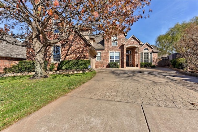 view of front facade featuring a front yard