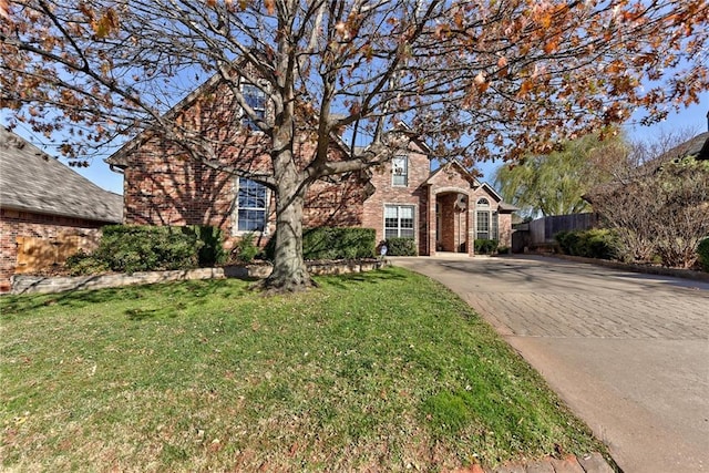 view of front of home featuring a front yard