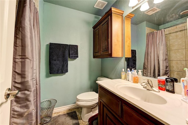 bathroom with a shower with curtain, vanity, and toilet