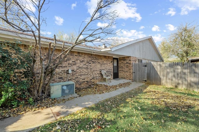 view of side of property featuring a lawn