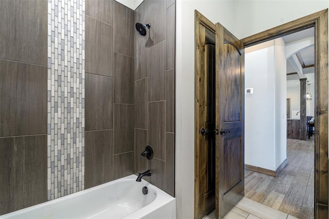 bathroom featuring tiled shower / bath