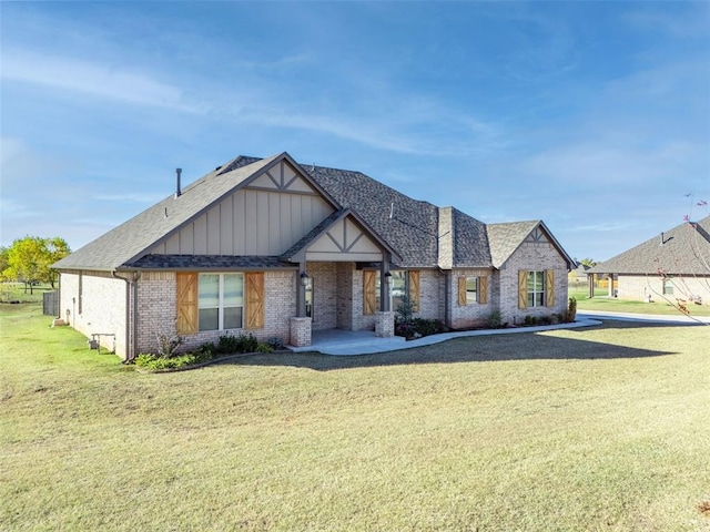 view of front facade featuring a front lawn