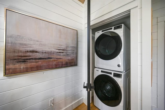 clothes washing area featuring stacked washer / dryer