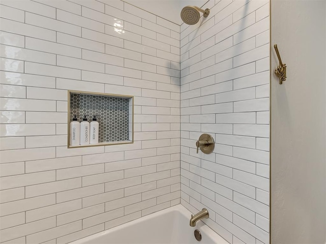 bathroom featuring tiled shower / bath combo