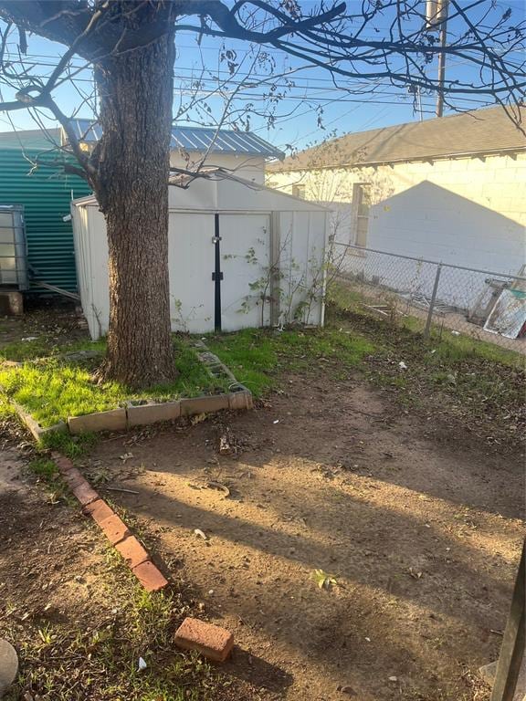 view of yard with a storage unit