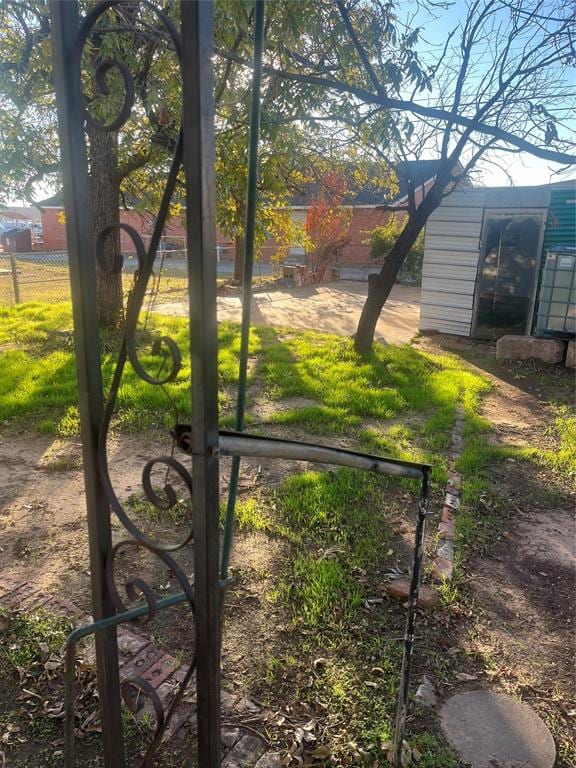 view of yard with a storage shed