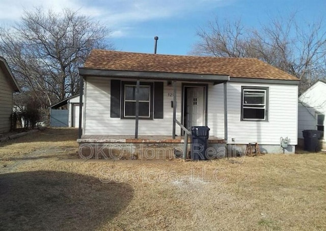 view of front of property featuring a front lawn