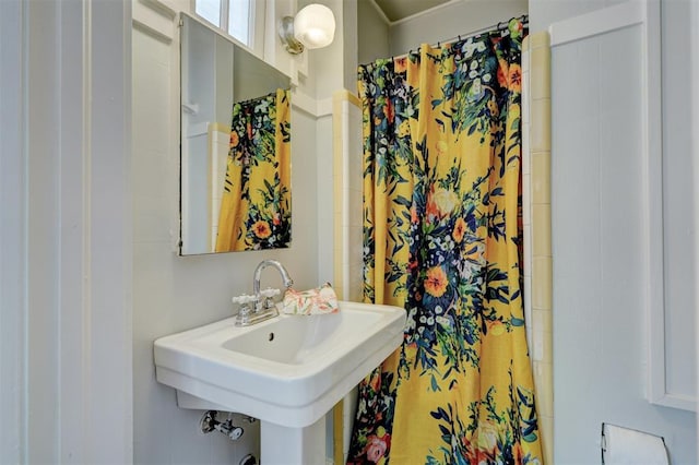 bathroom featuring sink