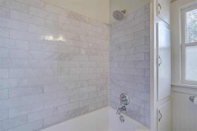 bathroom with tiled shower / bath