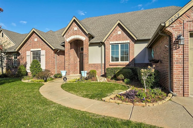 view of front of home featuring a front lawn