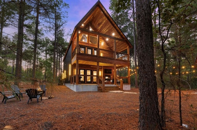 view of back house at dusk