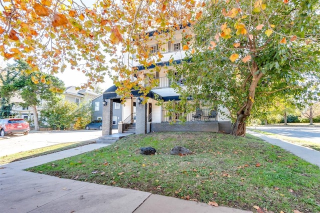 view of front facade featuring a front yard