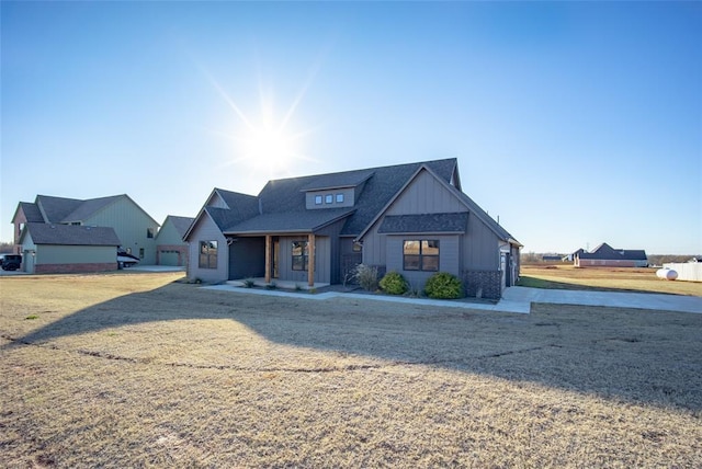 view of modern farmhouse style home