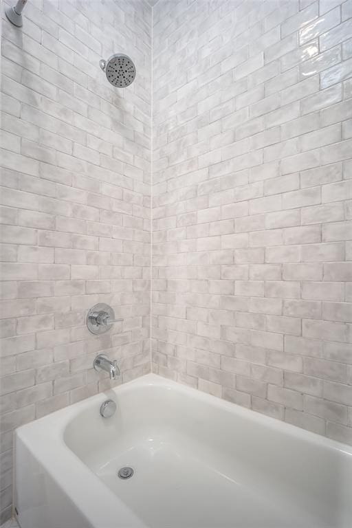 bathroom featuring tiled shower / bath combo