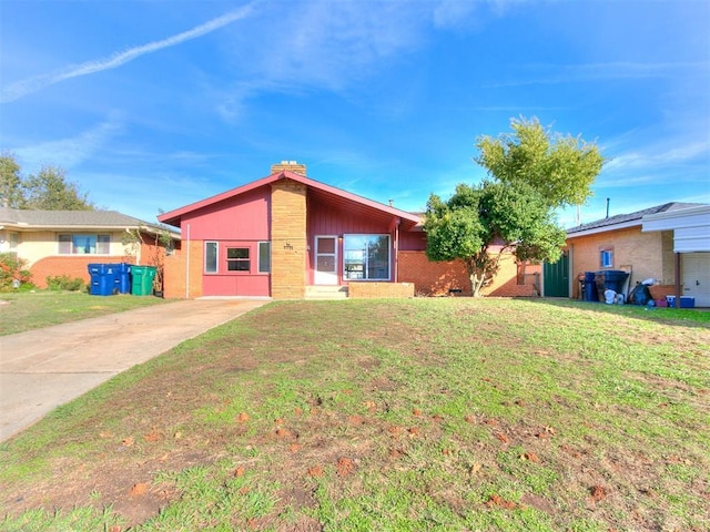 single story home featuring a front lawn