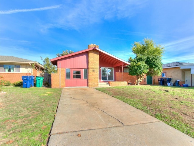 view of front of home featuring a front lawn