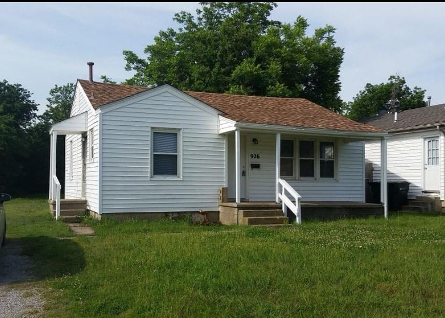 view of front of house featuring a front yard