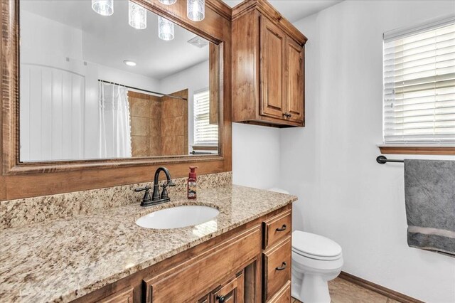 bathroom featuring a shower with curtain, vanity, and toilet