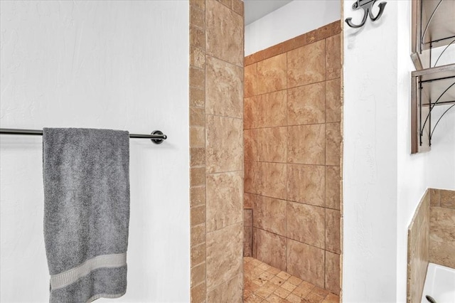 bathroom featuring a tile shower