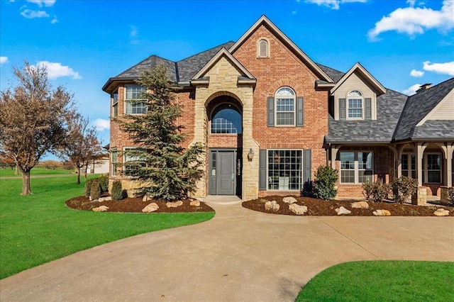 view of front facade with a front yard