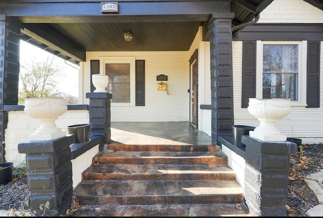 property entrance featuring a porch