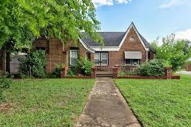 view of front of home featuring a front lawn