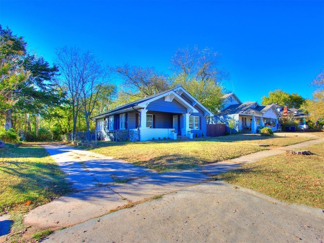 view of front of property featuring a porch and a front lawn