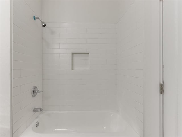 bathroom featuring tiled shower / bath