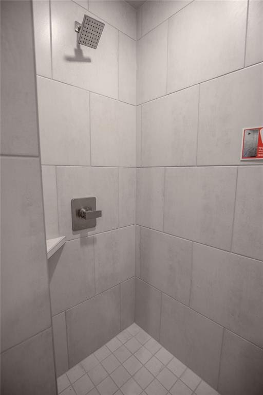 bathroom featuring a tile shower