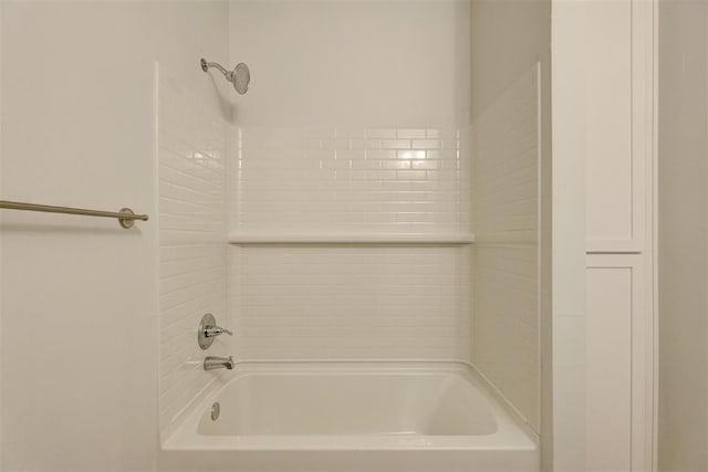 bathroom with tiled shower / bath combo