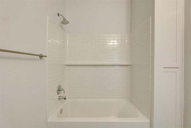 bathroom with tiled shower / bath