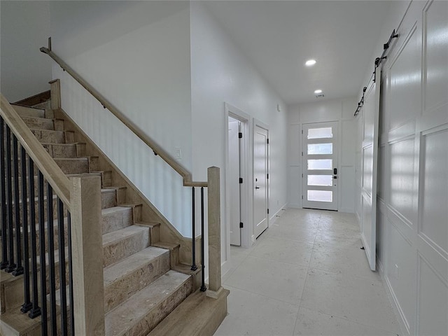 entryway featuring a barn door