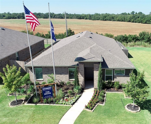 view of front facade featuring a front lawn