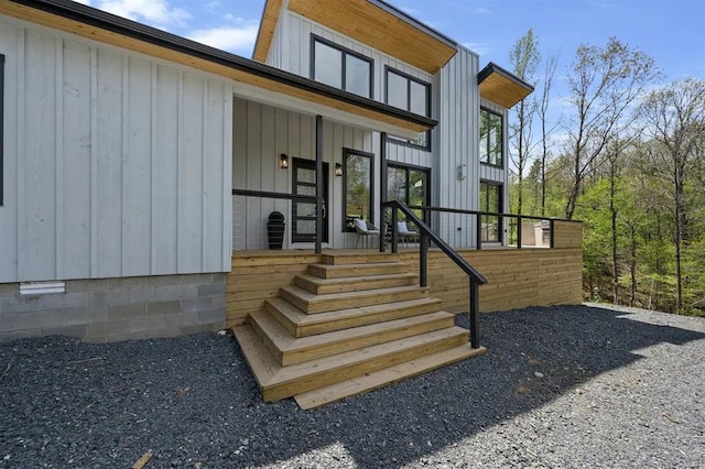 entrance to property featuring covered porch