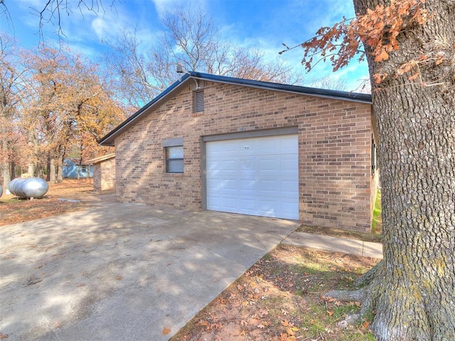 view of side of home featuring an outdoor structure and a garage