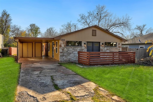 view of front of property featuring a front yard and a carport