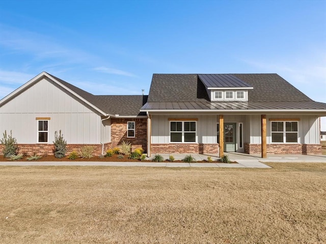 view of front of home with a front lawn