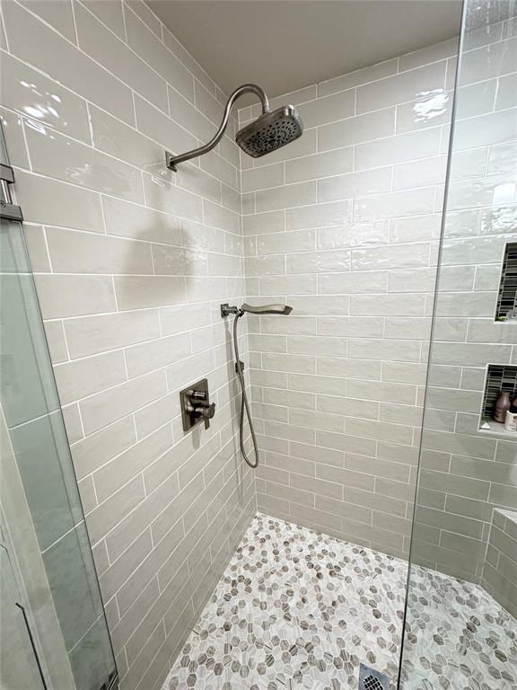 bathroom featuring a tile shower