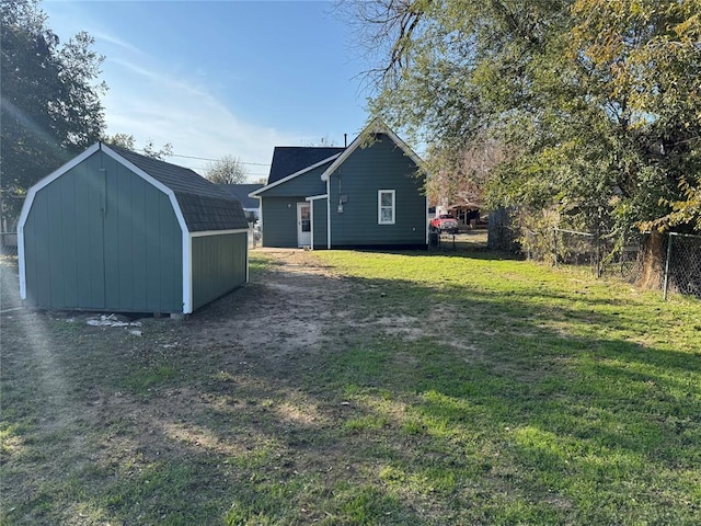 view of yard with a storage unit