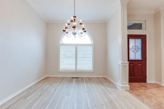 foyer featuring a chandelier, crown molding, and light hardwood / wood-style floors