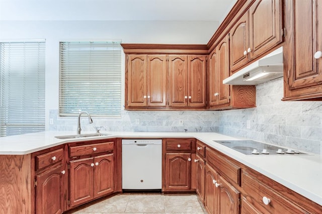 kitchen featuring sink, a healthy amount of sunlight, backsplash, white appliances, and light tile patterned floors